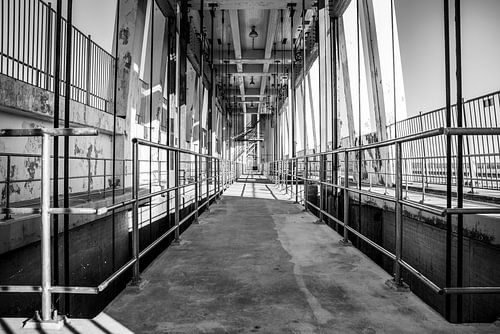 Industriële Brug in Zwart Wit Perspectief