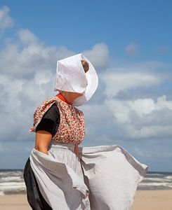 Zeeuwse vrouw op het strand