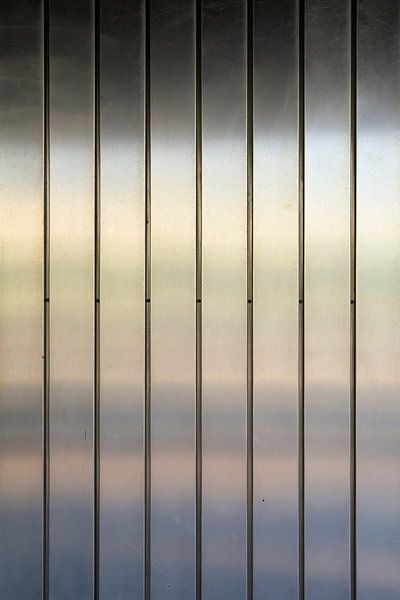 glänzende Fassadenverkleidung aus Aluminium von Heiko Kueverling