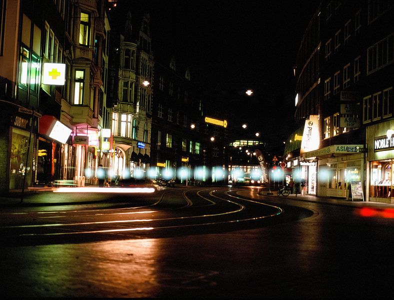 Lichten op een rustige straat van A. David Holloway