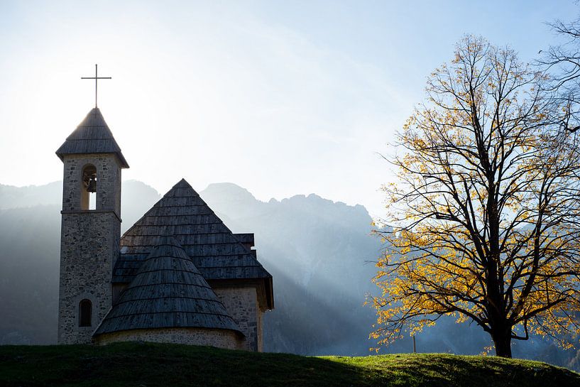 Niedliche kleine Kirche in den Bergen von Ellis Peeters