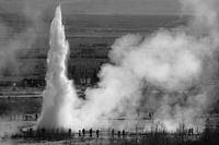 Geysir Strokkur in schwarz-weiß