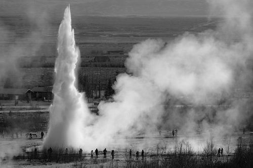 Geysir Strokkur in schwarz-weiß