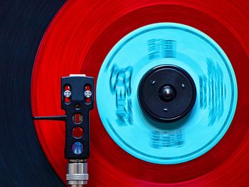Rote Vinyl Single record auf Plattenspieler