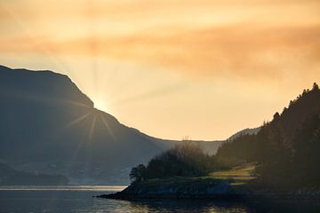 Westkap in Norwegen. Fjord und Meer mit Sonnenuntergang und Bergen an der Küste von Martin Köbsch