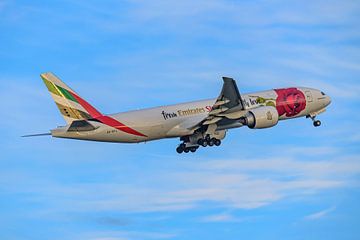 Emirates SkyCargo Boeing 777F met Red Rose livery.