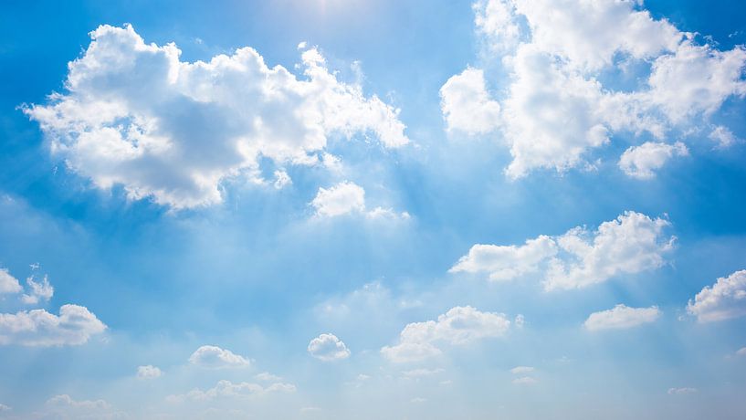 Prachtige blauwe lucht met wolkenluchten van Günter Albers