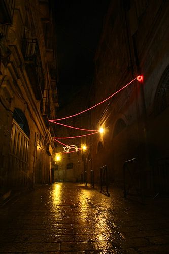 De straten van de oude stad Jeruzalem, smal donker verlicht met feestelijke kerstverlichting.