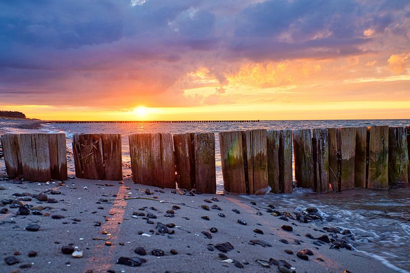 Groyne in Zingst aan de Oostzee. De kribben reiken tot in de zee van Martin Köbsch
