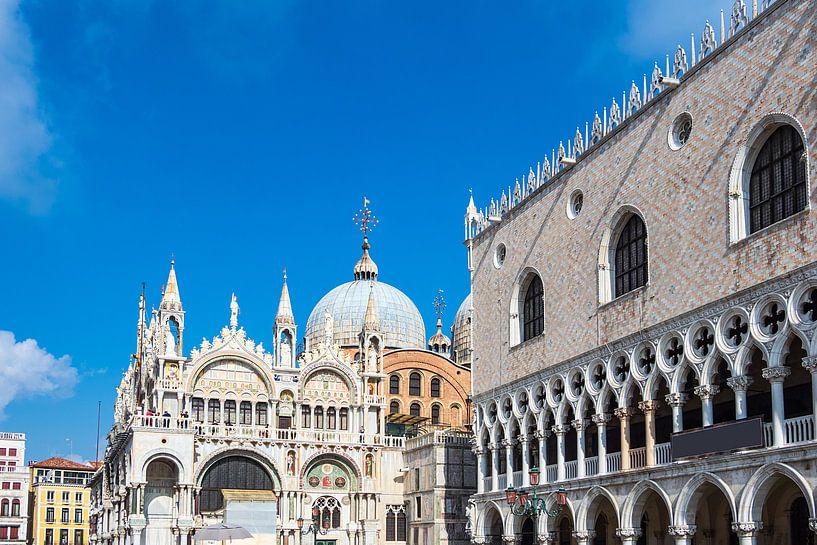Gezicht op het Dogenpaleis en de Marcuskerk in Venetië, Italië van Rico Ködder