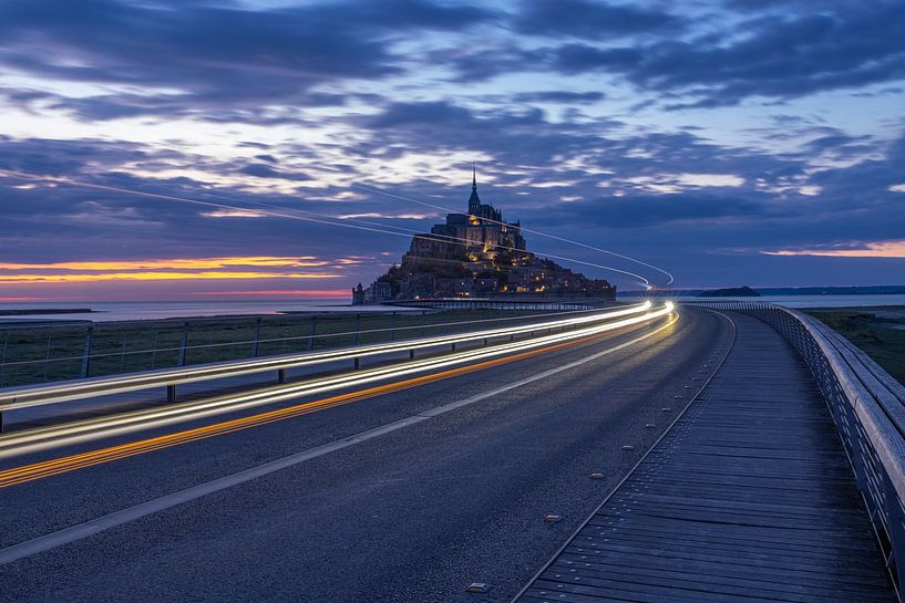 Mont Saint-Michel by night van Easycopters
