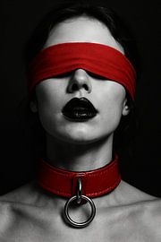 Schwarz-weißes Kunstfoto mit roten Akzenten - kraftvolle und ausdrucksstarke Wanddekoration von Retinas images