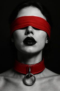 Photo d'art en noir et blanc avec des accents rouges - décoration murale puissante et expressive