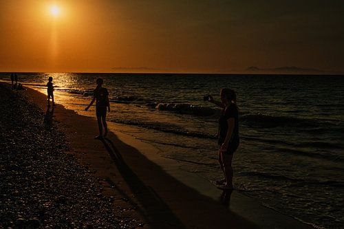 Zonsondergang op het strand van Ialysos