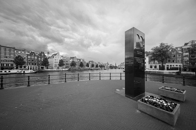 Amstel Amsterdam am Jüdischen Widerstandsdenkmal von Peter Bartelings