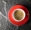 Rote Kaffeetasse auf Stein von Achim Prill Miniaturansicht