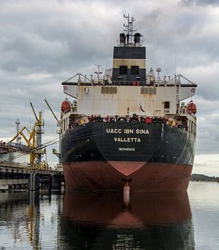 Navire de mer en chargement dans le port d'Amsterdam. sur scheepskijkerhavenfotografie