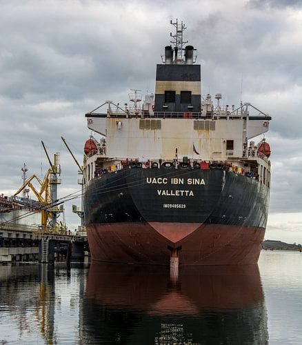 Zeeschip  in laden in de haven van  Amsterdam.