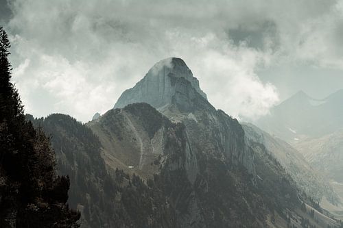 Sicht auf den Staubern Gipfel umgeben von Wolken