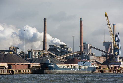 Coaster aan de havenkade na het lossen.