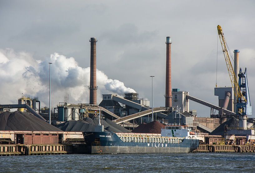 Coaster aan de havenkade na het lossen. van scheepskijkerhavenfotografie
