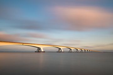 Zeelandbrücke im Morgenlicht von Mark Bolijn