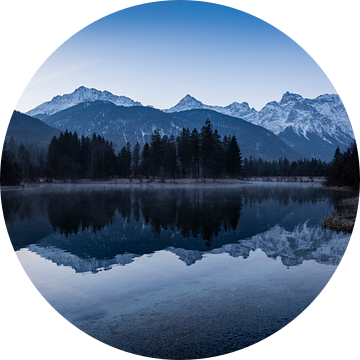 Het blauwe uur bij het Isar-stuwmeer