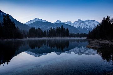 Blaue Stunde am Isarstausee von Andreas Müller