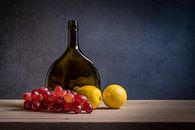 Modern stilleven met druiven en citroenen van John van de Gazelle thumbnail