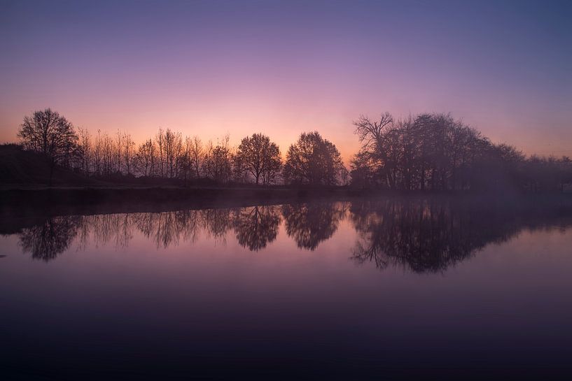 Kleurrijke zonsopkomst aan het kanaal van mavafotografie