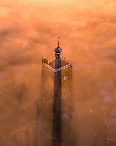 Kerktoren van Workum in mist bij zonsopkomst