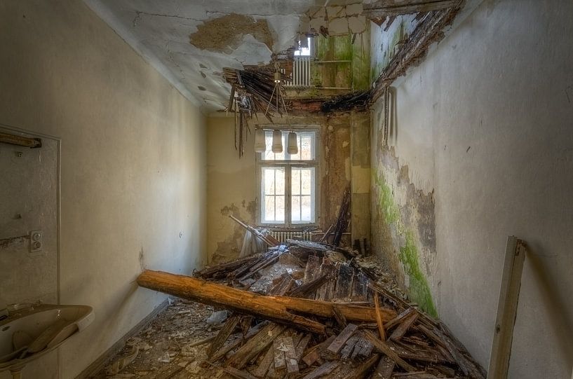 Lampe hängt an einem Draht in einem verlassenen Raum. von Roman Robroek – Fotos verlassener Gebäude