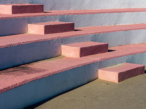 Een betonnen trap met roze treden