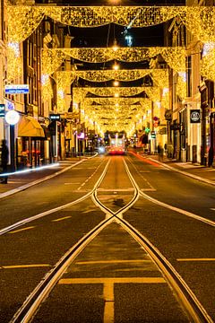 De Utrechtsestraat in Amsterdam bij avond van Alex Hoeksema