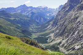 The TMB around Mont Blanc: a spectacular long-distance hiking trail through France, Italy and Switzerland - full of glaciers, peaks, Alpine meadows and magnificent mountain moments.