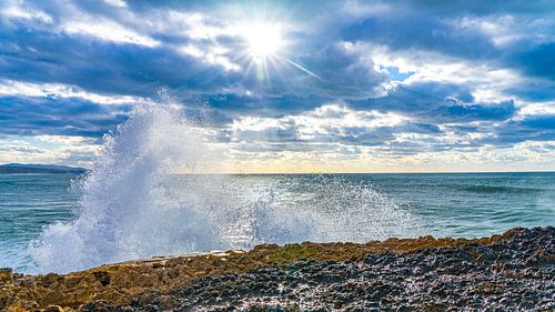 Water breekt op de rotsen in Ericeira, Portugal