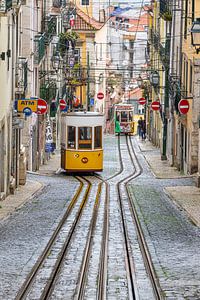 Straßenbahn in steiler Straße Lissabon