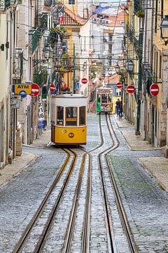 Tram in steile straat Lissabon van Sander Groenendijk