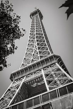 Eiffeltoren vanuit ongewone hoek gefotografeerd