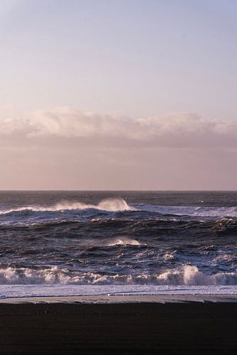 Surf calme et brut sur une plage volcanique Vagues violettes