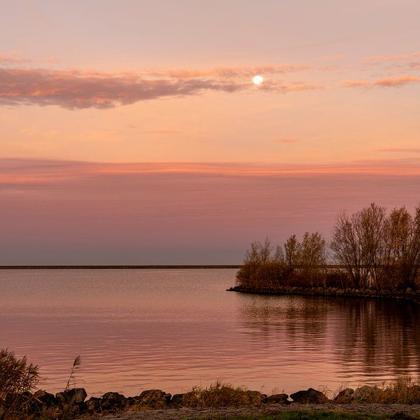 IJsselmeer avec la digue de Markerwaard. 1 par Alie Ekkelenkamp
