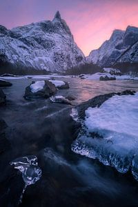 Blick auf das Romsdalhorn vom Fluss Rauma in Romsdalen, Norwegen.