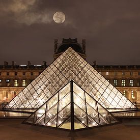 Supermond scheint über dem Louvre in Paris von Michaelangelo Pix
