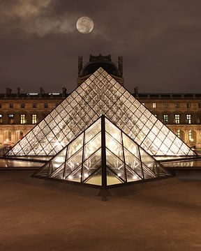 Super maan schijnend over het Louvre in Parijs van Michaelangelo Pix