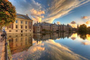 Das Museum Mauritshuis und der Binnenhof spiegeln sich in Hofvijver von Rob Kints