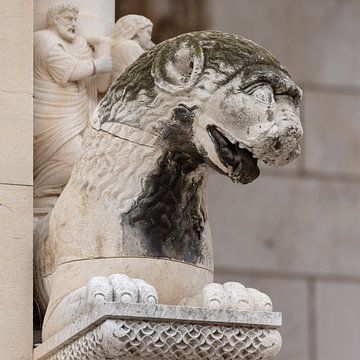 Löwe vor dem Eingang zur Kathedrale des Heiligen Domnius im Zentrum von Split, Kroatien