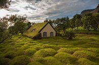 Oud turf kerkje in IJsland van Menno Schaefer thumbnail