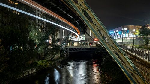 Schwebebahn Wuppertal in der Nacht