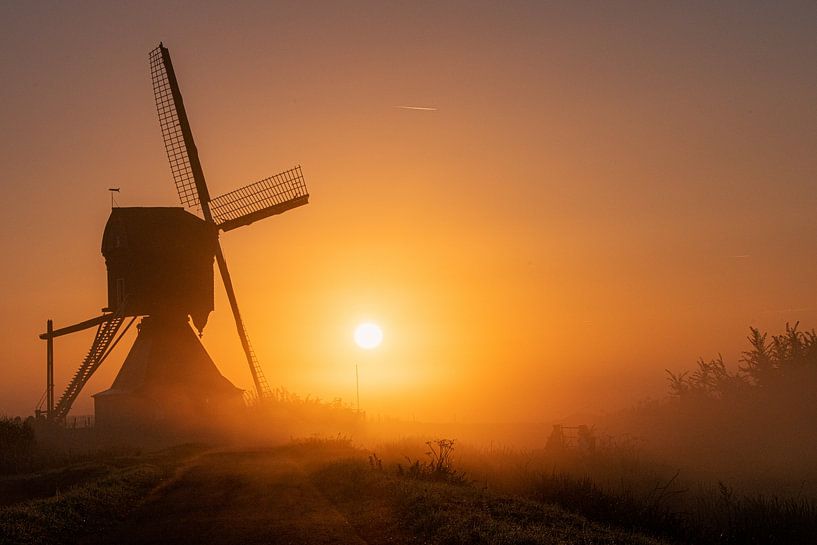 Moulin au lever du soleil et brouillard par Alex van den Akker