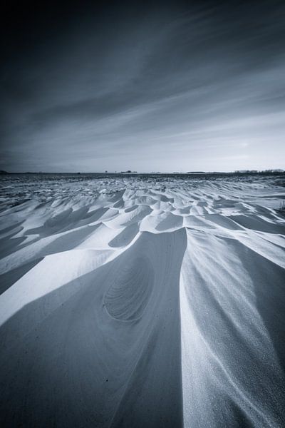 Sneeuwduinen in het Nationaal park Lauwersmeer in Groningen na een sneeuwstorm in zwart wit. De mooi van Bas Meelker